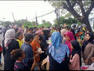 Antusias Masyarakat antri Mengambil makanan untuk berbuka puasa 