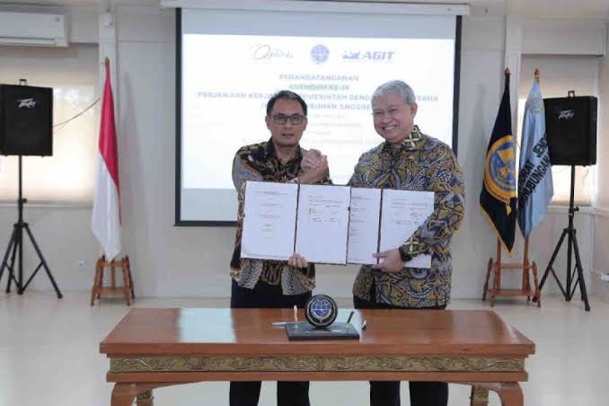 Direktur Jenderal Perhubungan Laut Kemenhub Antoni Arif Priadi (kiri), Direktur Utama PT Anggrek Gorontalo International Terminal (PT AGIT) Widi Triwibowo saat melakukan penandatanganan adendum ketiga perjanjian kerja sama pemerintah dengan badan usaha (KPBU) untuk pengembangan Pelabuhan Anggrek di Provinsi Gorontalo, di Jakarta, Rabu (2/10/2024).