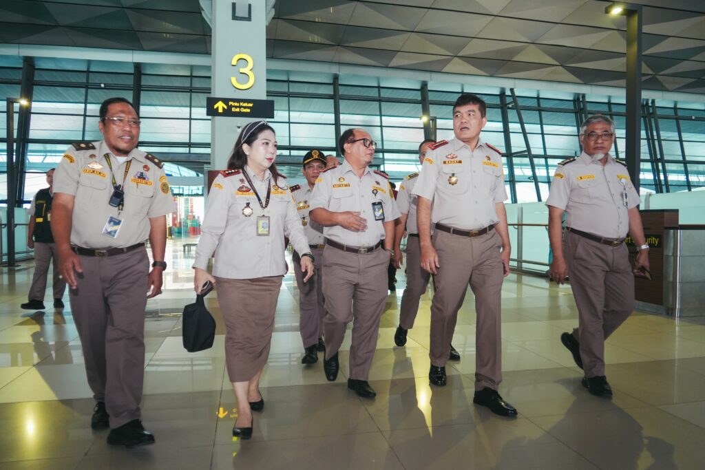 Kepala Badan Karantina Indonesia Sahat M. Panggabean meninjau pengawasan karantina di Bandara Soekarno-Hatta jelang Natal 2025 dan Tahun Baru 2026.