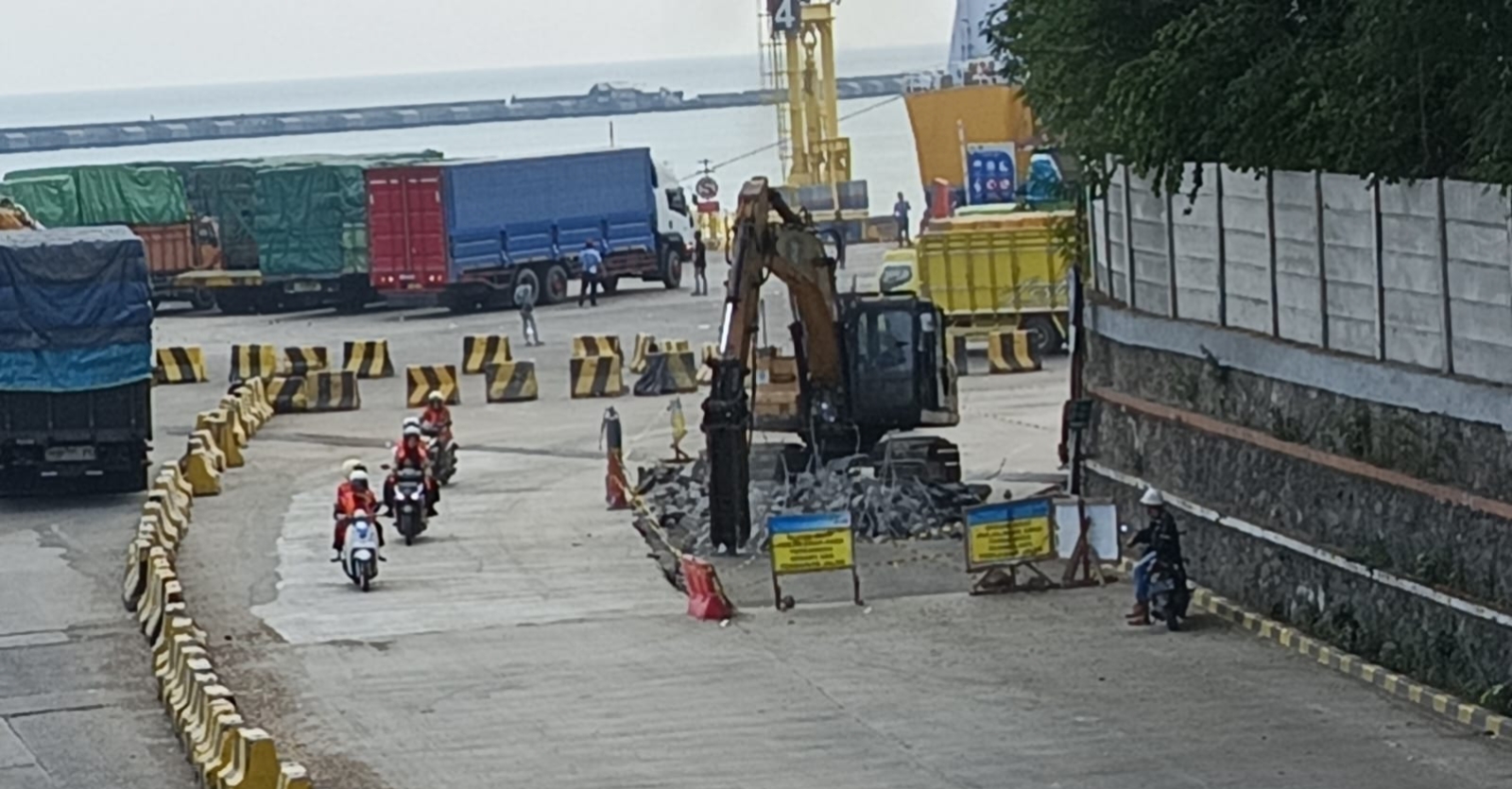 PT ASDP Cabang Merak Lakukan Perbaikan Bentonisasi Jalan di Dermaga 3 dan 4 Demi Kelancaran Penumpang