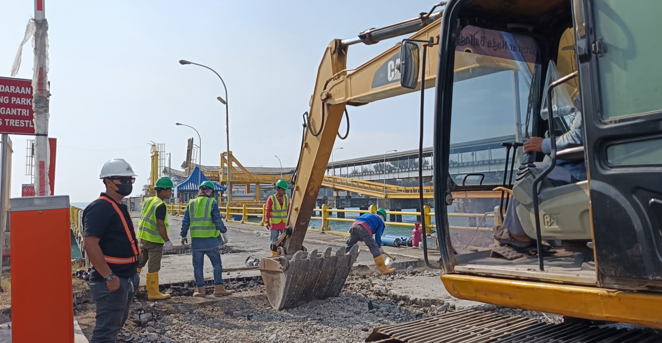 Dermaga 5 Pelabuhan Merak Ditutup Sementara untuk Perbaikan Jalan, APD dan K3 Diterapkan Ketat