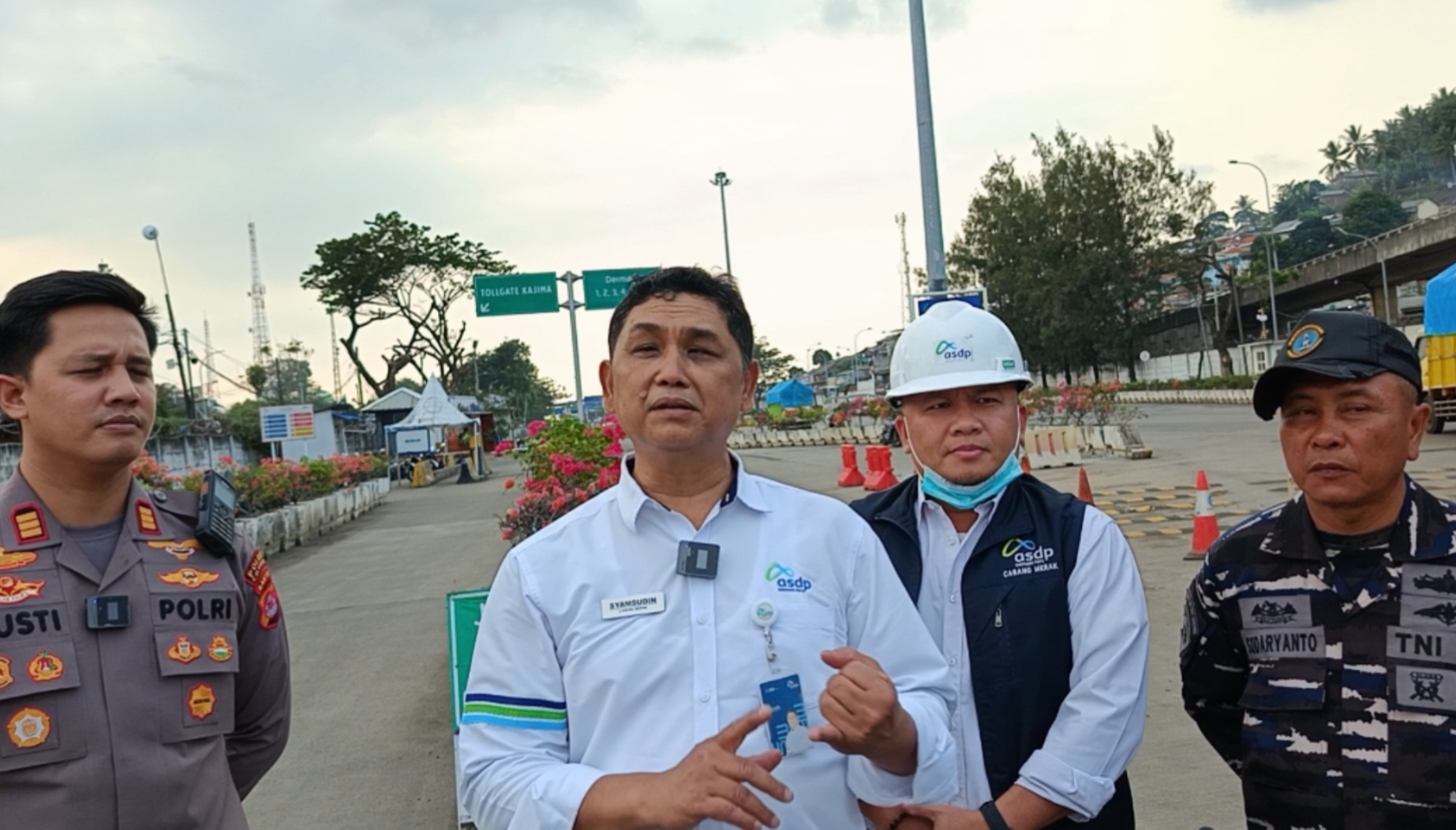 Pengoperasian Dan Pemeriksaan Tiket Kendaraan Sesuai Dengan Jalur Masuk Di Pelabuhan Penyeberangan Merak