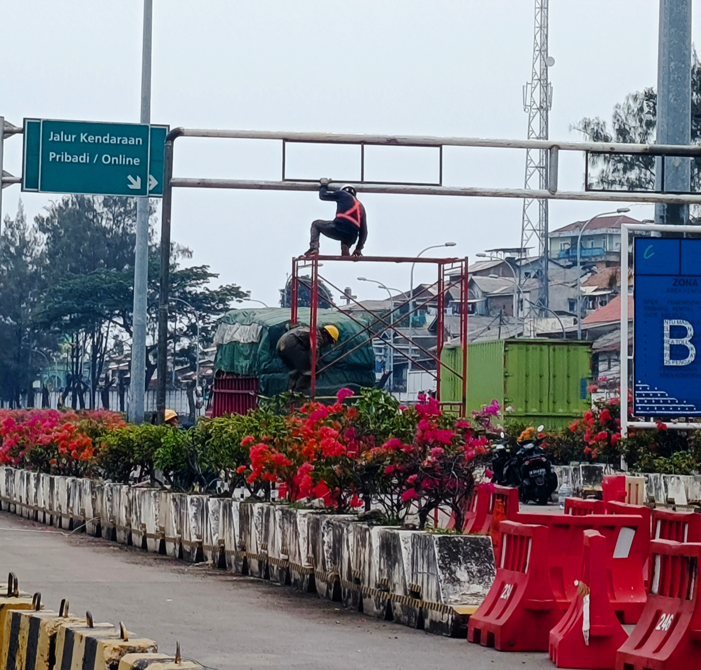 ASDP Cabang Merak Pasang Rambu dan speed trap Akses Masuk Dermaga
