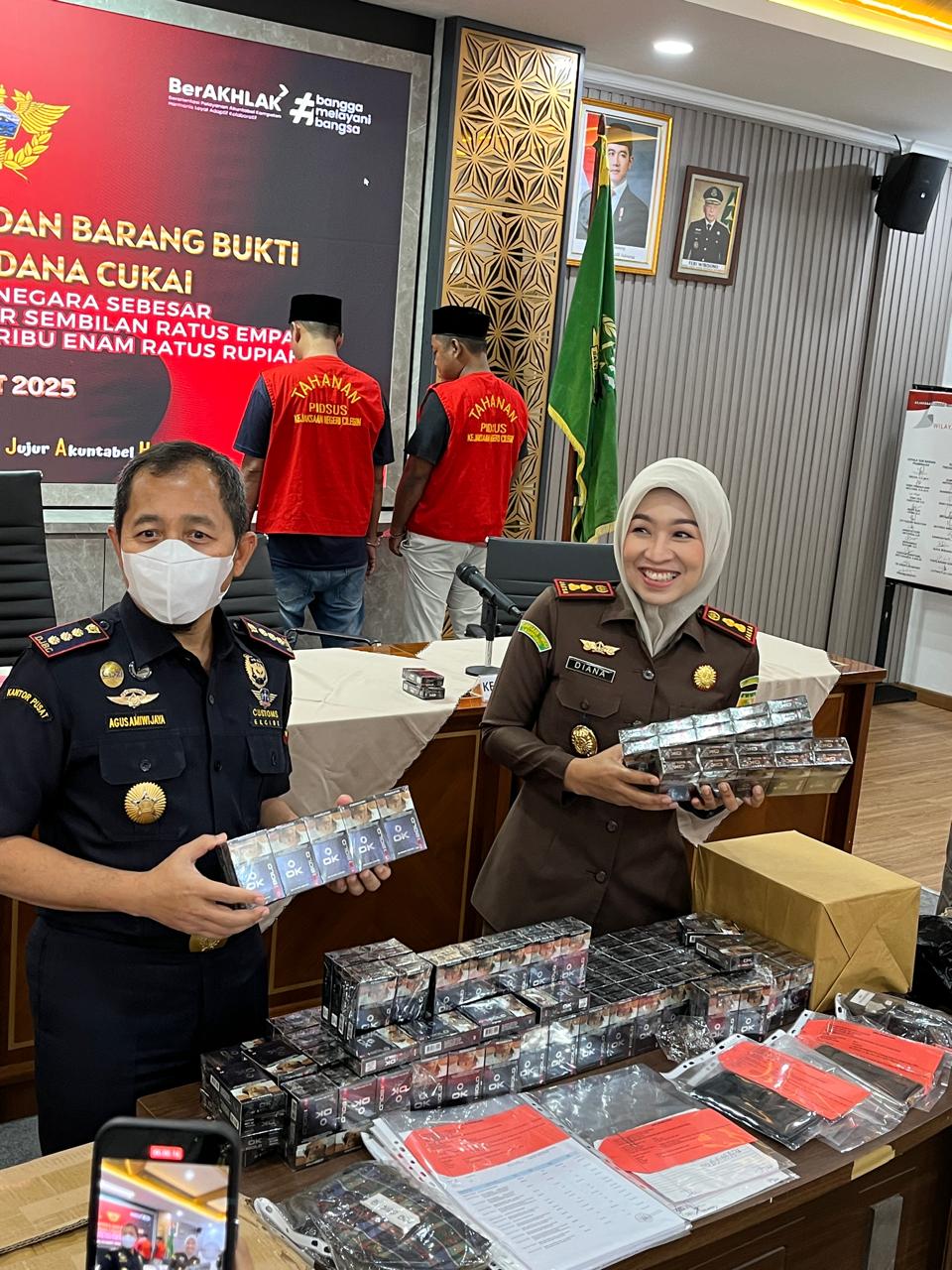 Perkuat Sinergi, Bea Cukai Merak Limpahkan Tersangka dan Barang Bukti 12 Juta Batang Rokok Tanpa Pita Cukai ke Kejari Cilegon