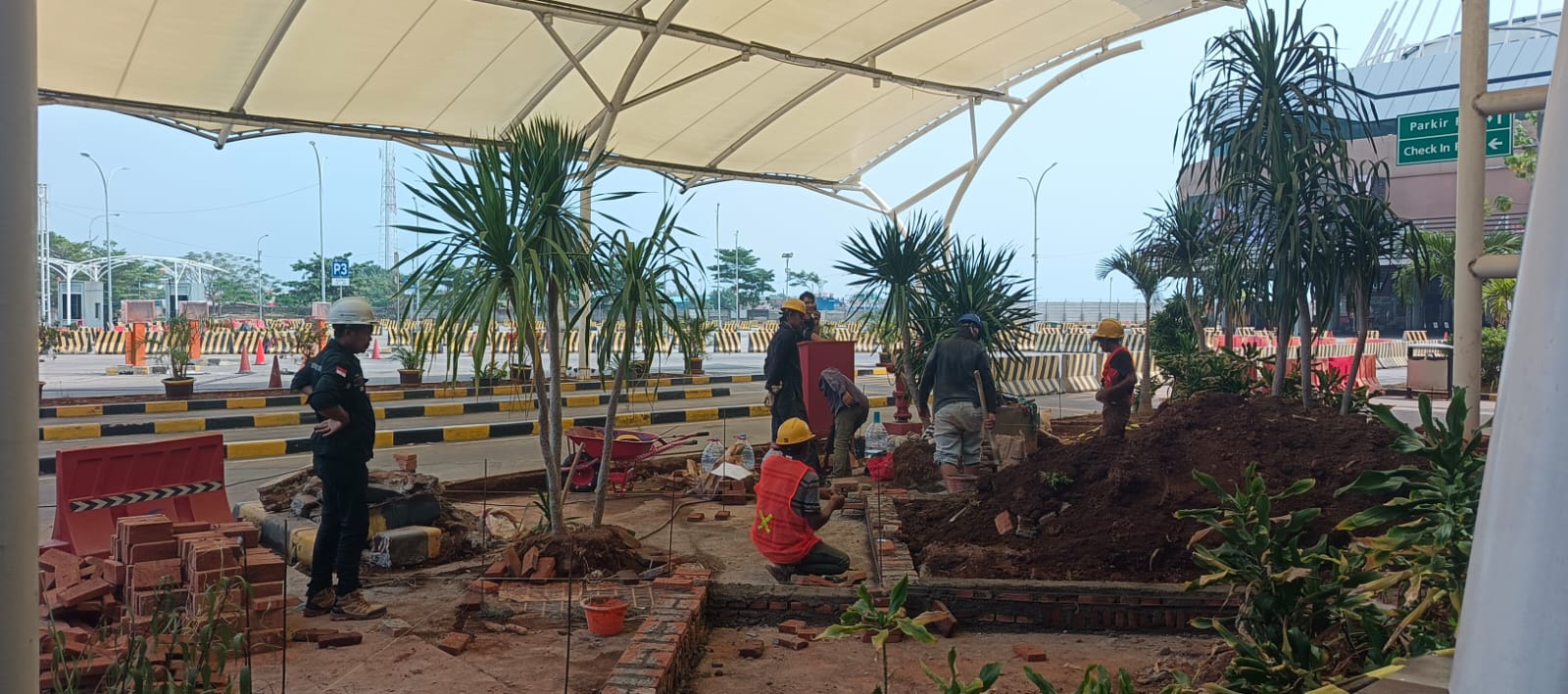 Terminal Eksekutif Mall Sosoro Merak Percantik Area dengan Perbaikan Taman
