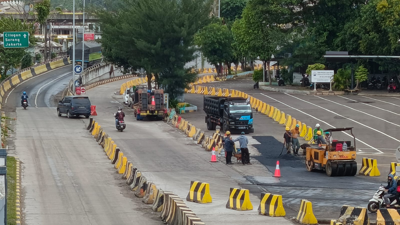 ASDP Merak Lakukan Perbaikan Jalan Demi Kelancaran Arus Kendaraan