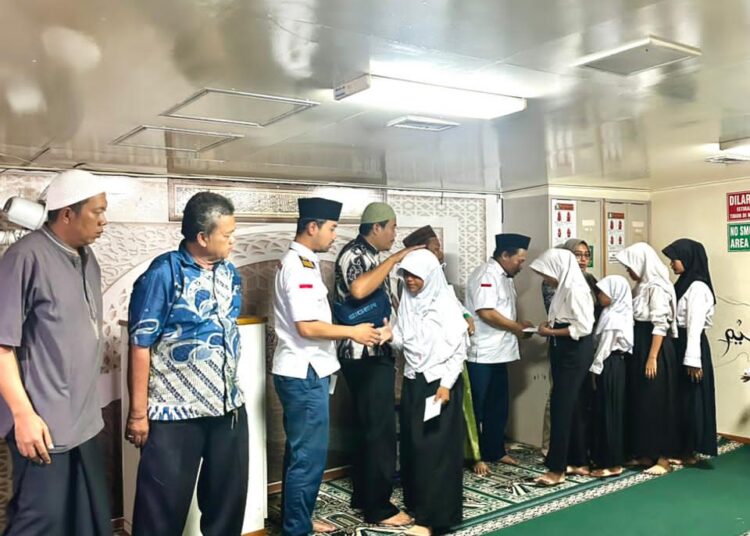 PT. Surya Timur Line Gelar Santunan Anak Yatim di Atas KMP Amadea