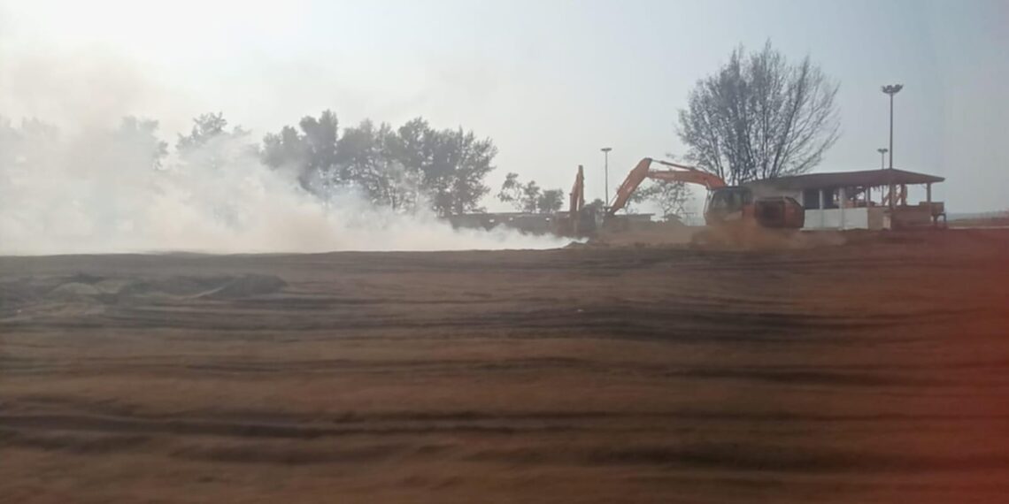 Stok Batu Bara di Belakang Gudang Pelabuhan Indah Kiat Merak Keluarkan Asap Tebal, Bau Menyengat Dikeluhkan Warga