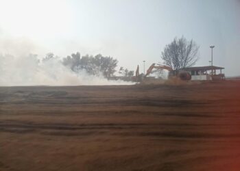 Stok Batu Bara di Belakang Gudang Pelabuhan Indah Kiat Merak Keluarkan Asap Tebal, Bau Menyengat Dikeluhkan Warga