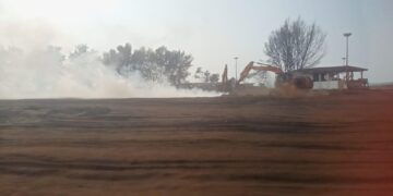Stok Batu Bara di Belakang Gudang Pelabuhan Indah Kiat Merak Keluarkan Asap Tebal, Bau Menyengat Dikeluhkan Warga