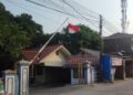 Bendera Merah Putih Nongkrong di Besi Portal Keluar Masuk Kendaraan Perumahan Mess Bea Cukai Merak, Warga: Tidak Hormati Lambang Negara