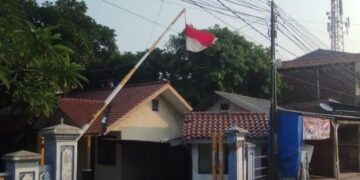 Bendera Merah Putih Nongkrong di Besi Portal Keluar Masuk Kendaraan Perumahan Mess Bea Cukai Merak, Warga: Tidak Hormati Lambang Negara