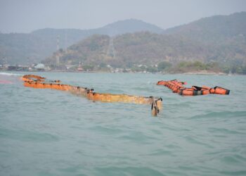 ASDP AMANKAN LOKASI KMP BATUMANDI: BUOY TERPASANG, OIL BOOM DIGELAR CEGAH CEMARAN 