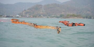 ASDP AMANKAN LOKASI KMP BATUMANDI: BUOY TERPASANG, OIL BOOM DIGELAR CEGAH CEMARAN 